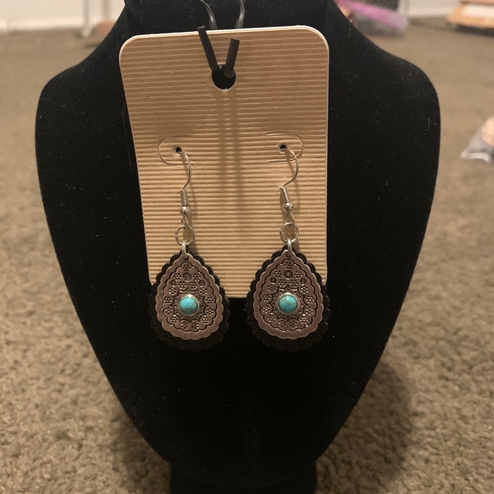 Earrings - Picture 3 of 4
